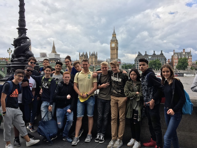 International students visit London landmarks during an English course cultural programme.
